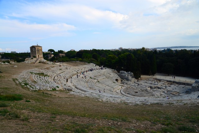 Muitas pedras do teatro foram retiradas para as fortificações de Siracusa.