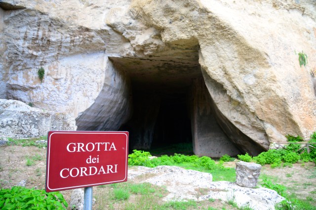 Túmulos gregos e romanos aparecem por todos os lados.