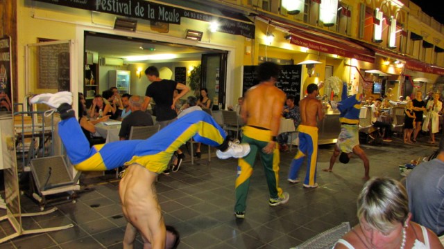 Artistas de rua Brasileiros dando um show de capoeira.