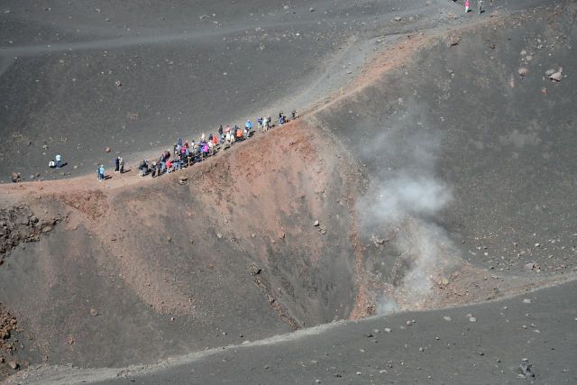 As chaminés do Etna estão permanentemente abertas.