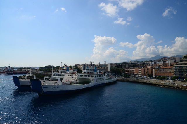 Pegamos um Ferry para a Calábria.