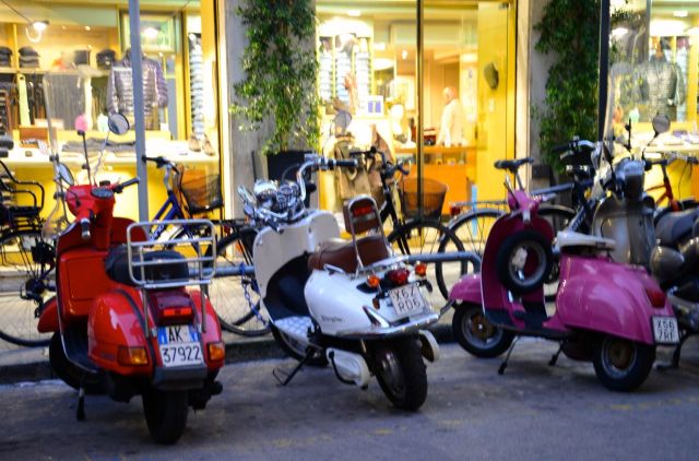 Lambretas, motos e bicicletas estão por todas as partes.