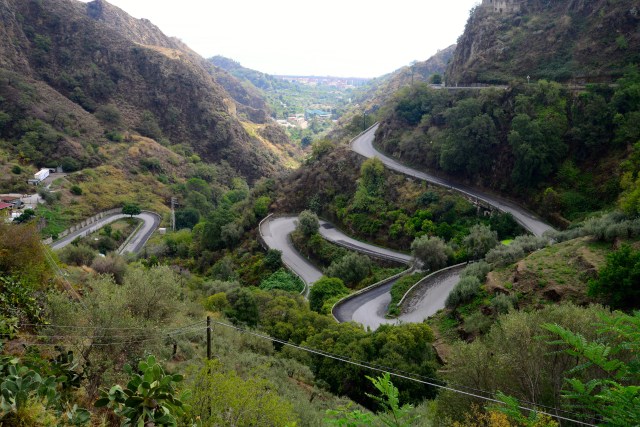 A estrada para Savoca é bastante sinuosa.