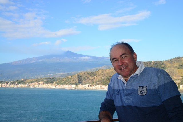 O Vulcão Etna ao fundo, na foto do Hotel de Taormina.