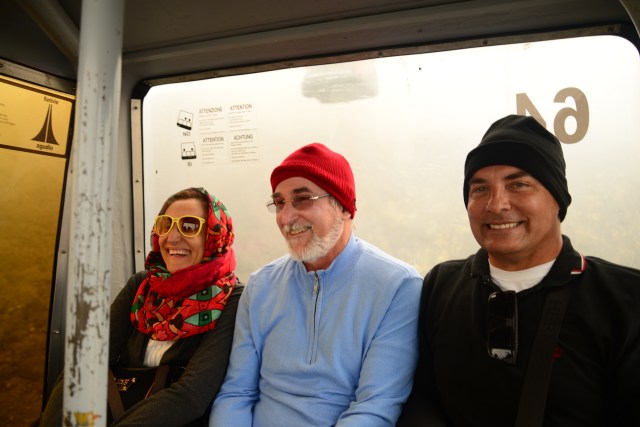 No teleférico seguindo para a segunda base.