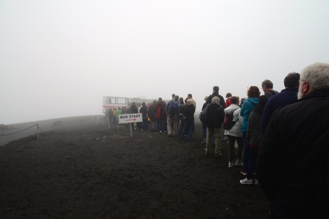 Esperando o ônibus que vai para a segunda base.