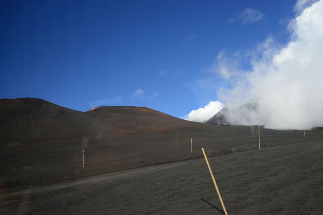 Estradas tomadas pelas lavas do vulcão.
