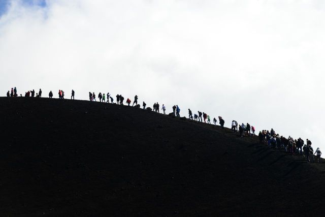 A árdua caminhada até a borda da cratera.