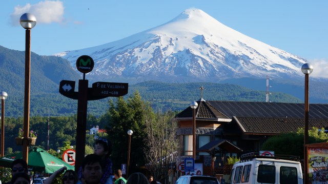 Centro de Pucón, vulcão Villarrica no horizonte