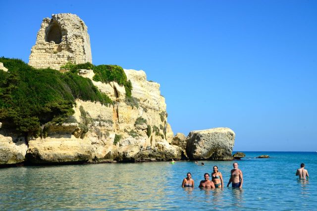 Arriscando um banho no mar gelado em Torre dell'Orso.