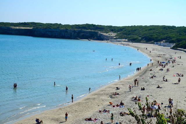 Praia na costa da Península de Salento.