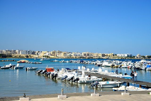 Marina de Otranto com a cidade ao fundo.