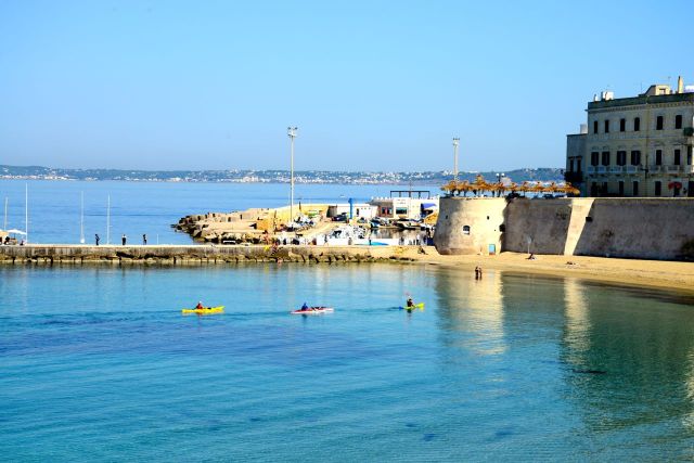 As muralhas circundam a cidade de Gallipoli.