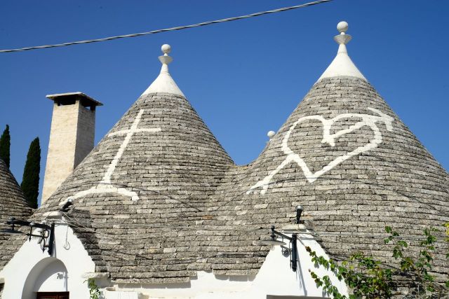 Inscrições pagãs e cristãs no teto das casas.