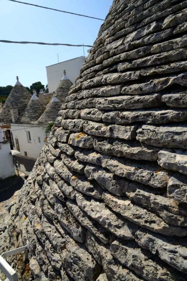 As casas são feitas de pedras superpostas.
