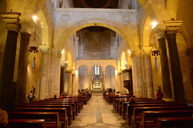 O austero interior da Igreja de São Nicolau.