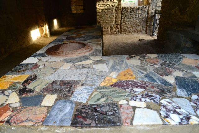 O balcão de um bar ame Pompéia, perfeitamente preservado.