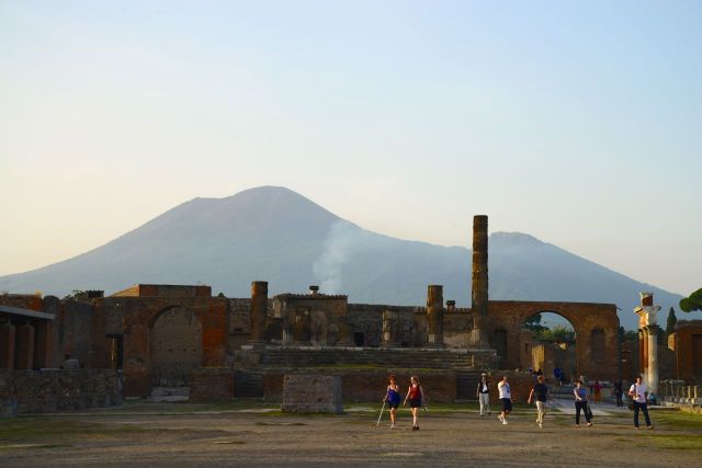 Ruínas de Pompéia com o Vesúvio ao fundo.