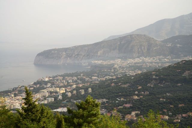 A vista de Sorrento a partir do nosso hotel.