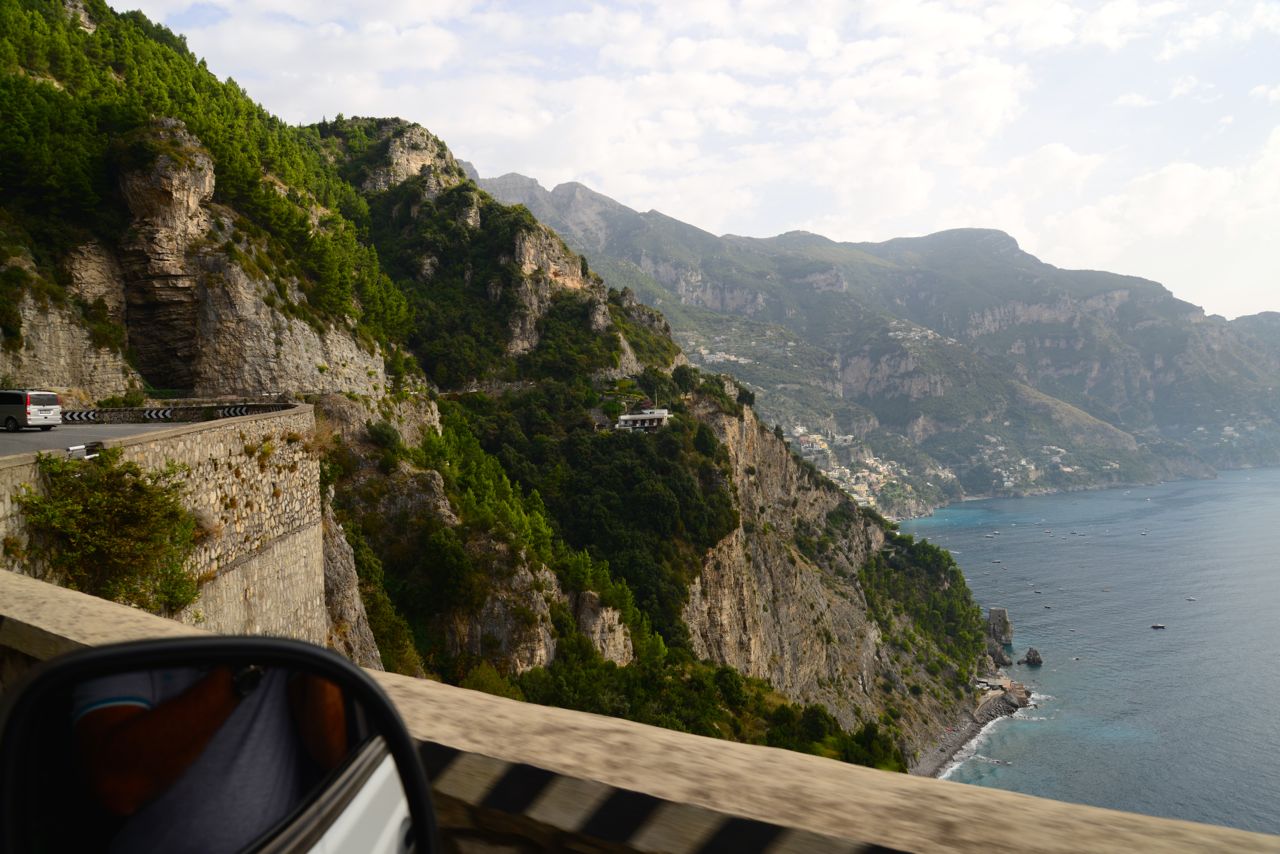 Estradas estreitas e sinuosas na Costa Amalfitana