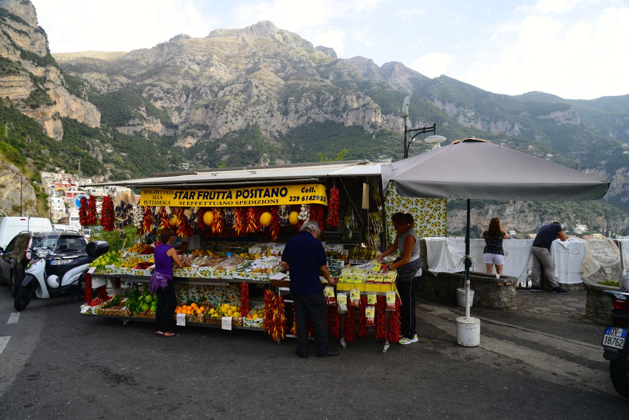 Barracas de frutas na chegada a Positano.