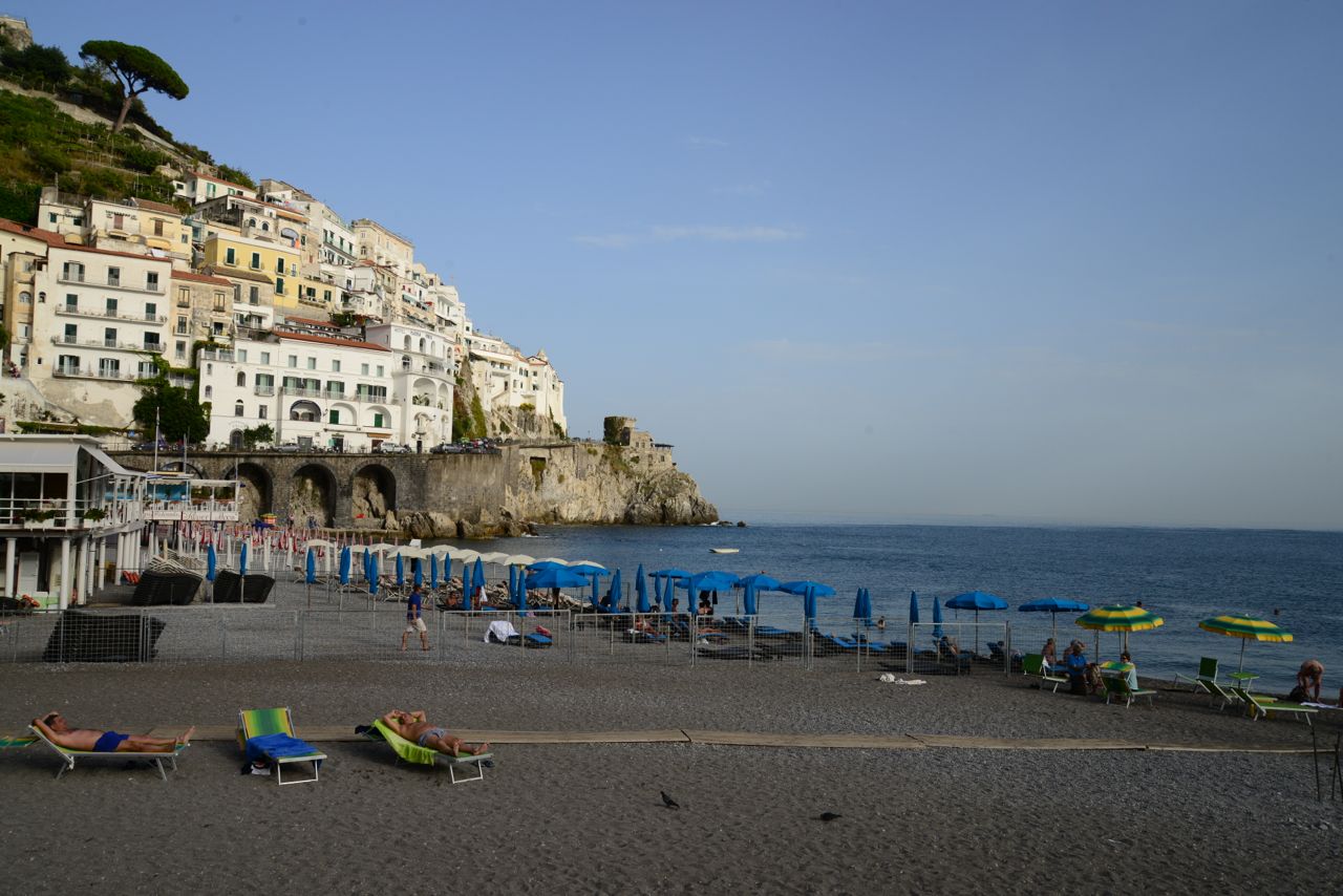 A praia de Amalfi.