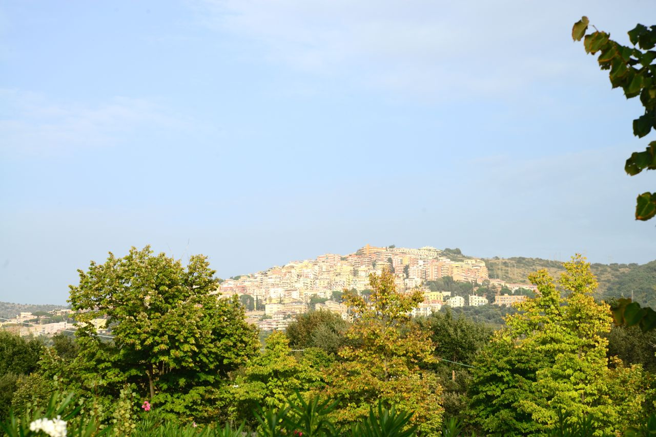 A cidade de Tivoli no alto da colina.
