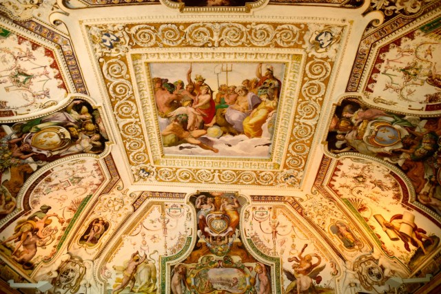 Todos os cômodos são ricamente decorados.