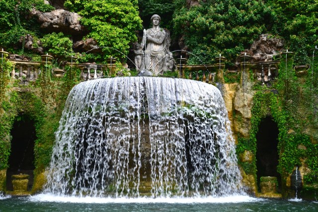 A Gruta de Diana com a Fonte da Grande Taça 
