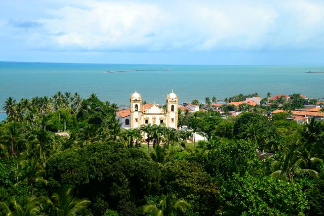 A ampla vista do mar a partir da colina impressionou Duarte Coelho.