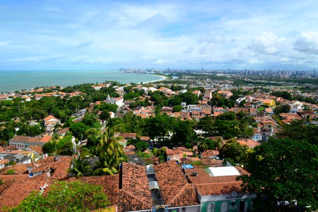 O casario colonial de Olinda com Recife ao fundo.