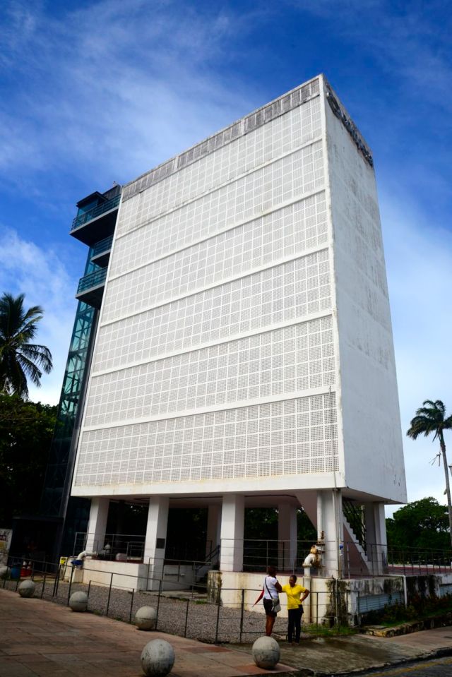 O prédio da Caixa D'Água destoa do restante da cidade.