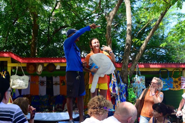 Palestra em Stingray City para orientação sobre como se comportar com as arraias.