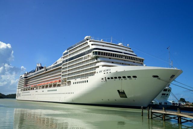 O MSC Música ancorado em Antígua.