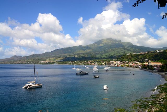 Vista panorâmica da baía de Saint Pierre como o Mont Pelée ao fundo.