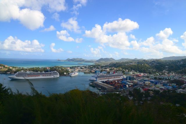 O mirante tem uma boa vista de Castries.