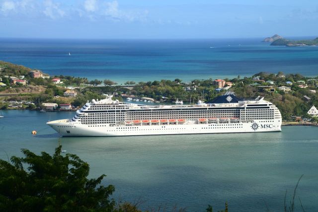 O belo porto de Castries na ilha de Santa Lúcia.