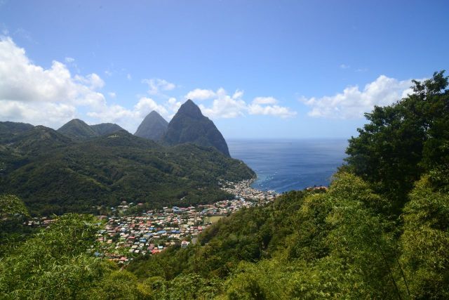 A cidade de Soufriére espremida entre as montanhas.