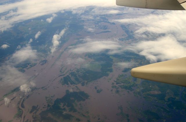 No voo sobre a Amazônia, em alguns trechos, as águas dos rios predominam sobre a floresta.