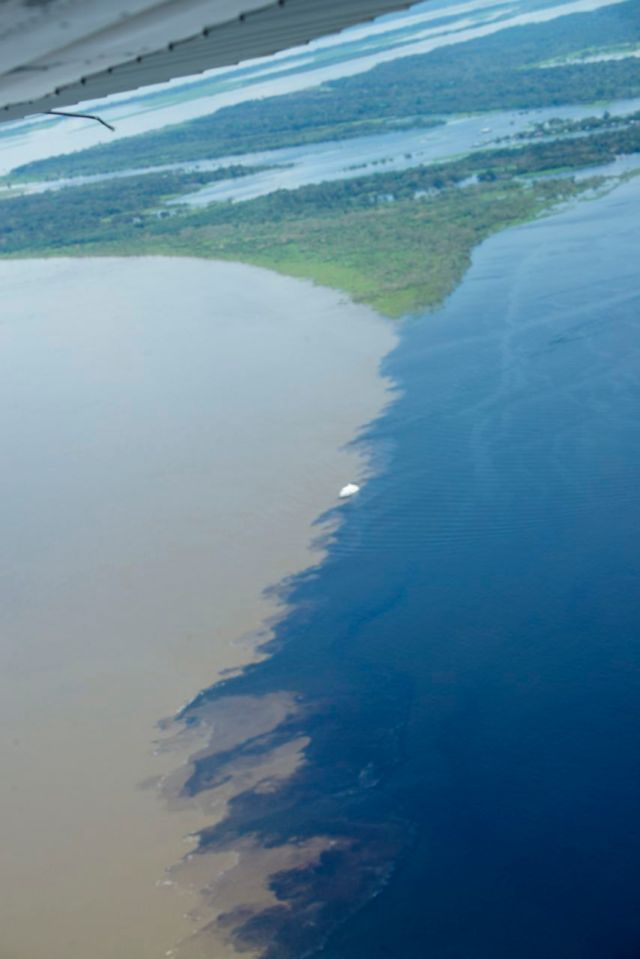 O encontro das águas entre o Rio Negro e o Rio Solimões.