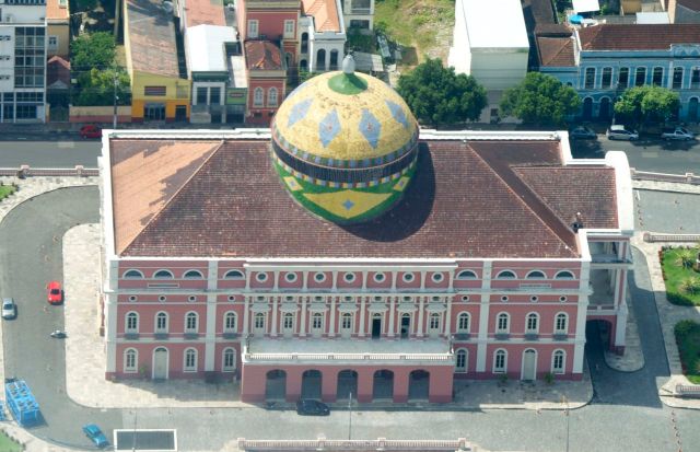 A cúpula multicolorida é um dos símbolos do Teatro de Manaus.