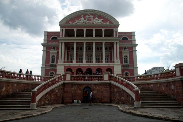 Fachada principal do Teatro de Manaus.