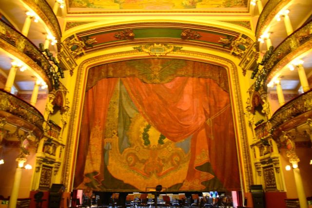 A cortina do palco foi pintada na França e é inspirada no Encontro das Águas entre os rios Negro e Solimões.