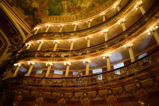 Os três andares de balcões do Teatro.