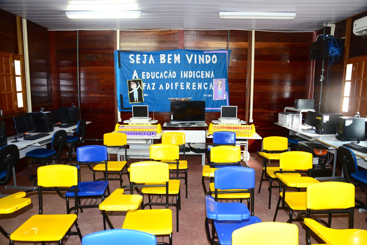 A sala de iniciação à informática na comunidade indígena.
