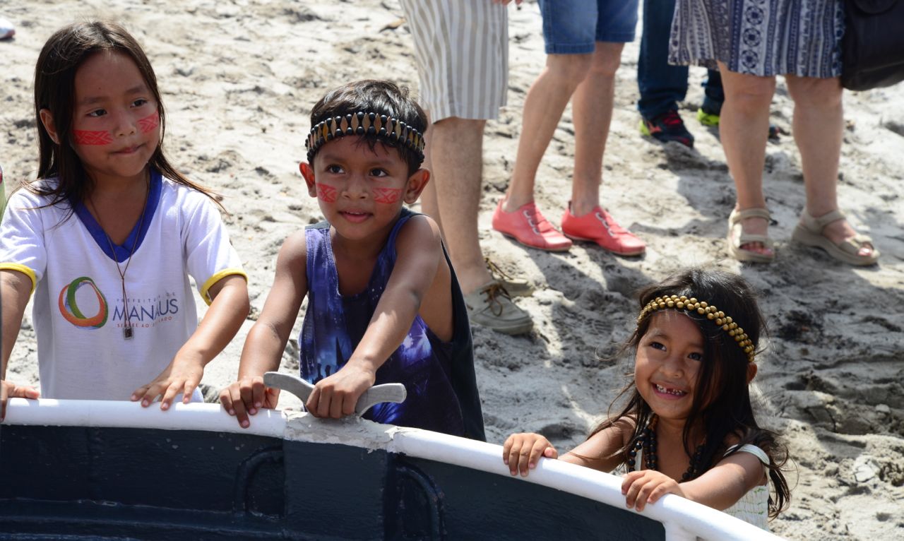 As crianças acompanharam a saída dos nossos barcos.