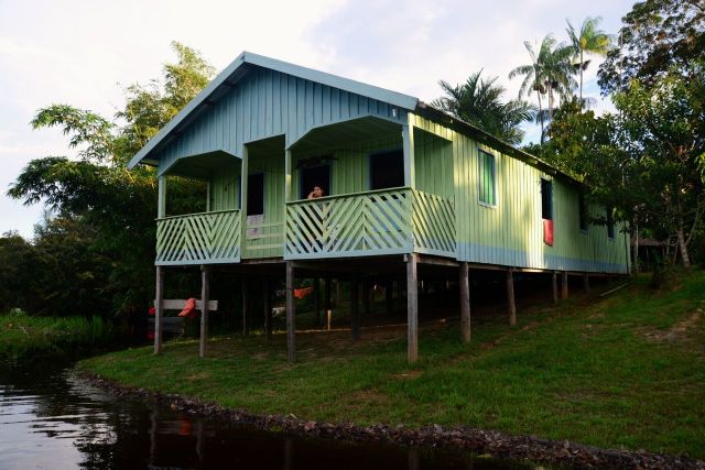 Casa de caboclo na beira do rio.