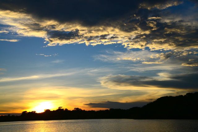 O por-do-sol no Rio Negro