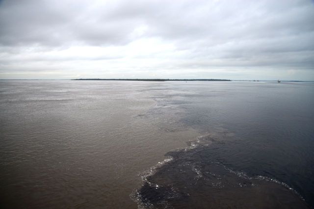 As águas negras e paradas do Rio Negro contrastam com as águas barrentas do Amazonas