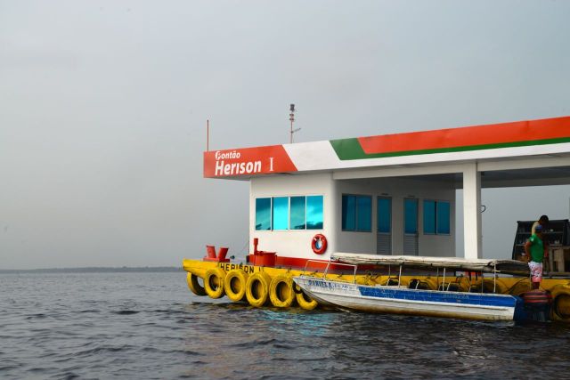 As balsas funcionam como posto de combustível.